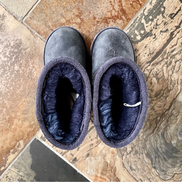UGG•Size 7•Kids' Classic Water Resistant Genuine Shearling Lined Boot•Navy Blue - Picture 8 of 13